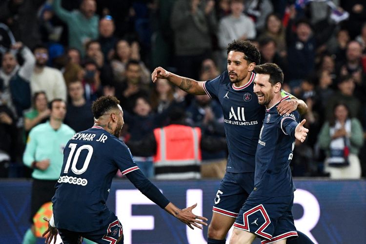 Lionel Messi merayakan golnya bersama Marquinhos dan Neymar dalam pertandingan PSG vs Lens pada pekan ke-34 Ligue 1 di Stadion Parc des Princes, Minggu (24/4/2022) dini hari WIB. 