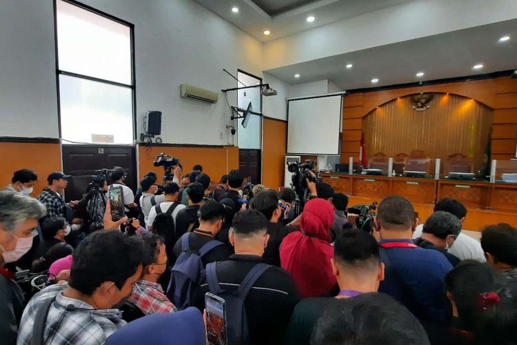 Suasana Ruang Sidang Utama Pengadilan Negeri Jakarta Selatan, Senin (13/2/2023) jelang pembacaan vonis terdakwa Ferdy Sambo dan Putri Candrawathi dalam kasus pembunuhan berencana Nofriansyag Yosua Hutabarat atau Brigadir J.