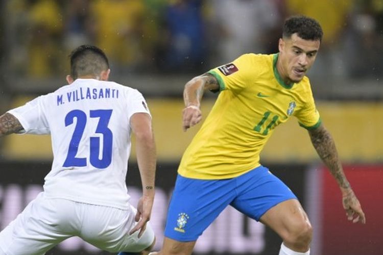 Philippe Coutinho (kanan) coba melewati pemain lawan dalam laga Brasil vs Paraguay pada lanjutan Kualifikasi Piala Dunia 2022 Zona Amerika Selatan yang digelar di Stadion Mineirao, Rabu (2/2/2022) pagi WIB. Pada laga tersebut, Coutinho berhasil mencetak satu gol.
