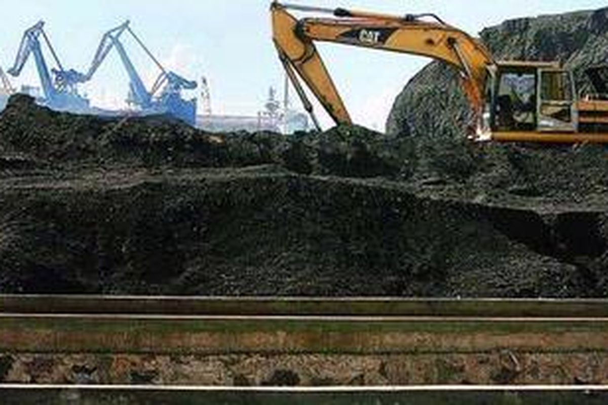 Alat berat bekerja di timbunan batu bara di Pelabuhan Cigading, yang dikelola PT Krakatau Bandar Samudra (PT KBS), di Cilegon, Banten, Selasa (6/4). PT KBS saat ini mampu menampung dan mendistribusikan 40.000 ton batu bara per hari untuk kebutuhan PLTU Suralaya dan sejumlah industri. Melalui kerja sama Indonesia-Malaysia, akan dikembangkan terminal batu bara dengan kapasitas 5 juta ton per tahun.