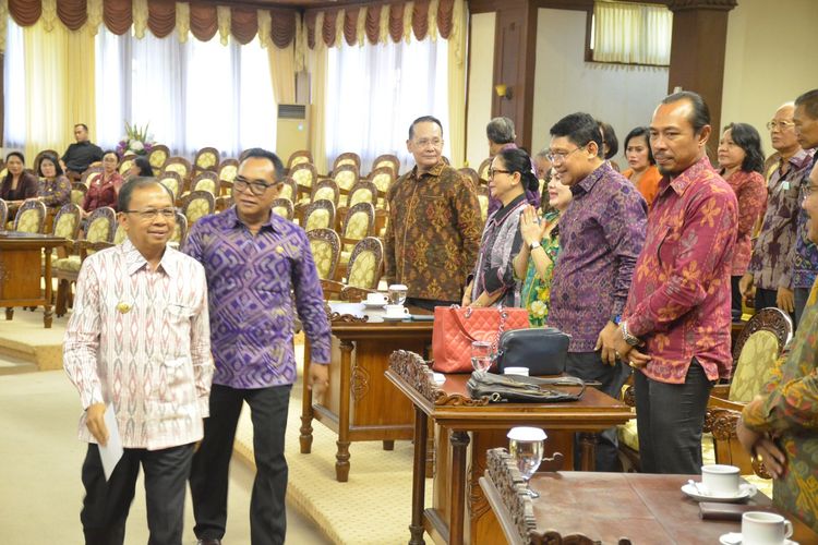 Gubernur Bali I Wayan Koster bersama Ketua DPRD Bali I Nyoman Adi Wiryatama saat menghadiri rapat paripurna di Gedung DPRD Bali pada Selasa (24/7/2023). /Dok. Humas DPRD Bali 