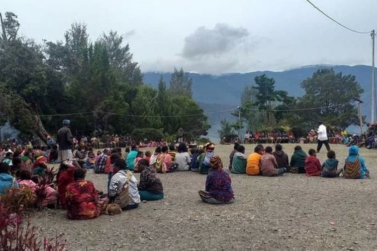 Sekitar 600 warga mengungsi akibat konflik antara KKB dan aparat keamanan di Intan Jaya, Papua, Rabu (10/02).