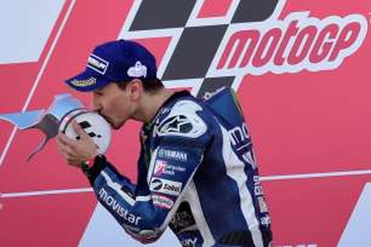 Pebalap Movistar Yamaha Team asal Spanyol, Jorge Lorenzo, mencium trofi yang didapat setelah memenangi balapan GP Valencia di Sirkuit Ricardo Tormo, Minggu (13/11/2016).