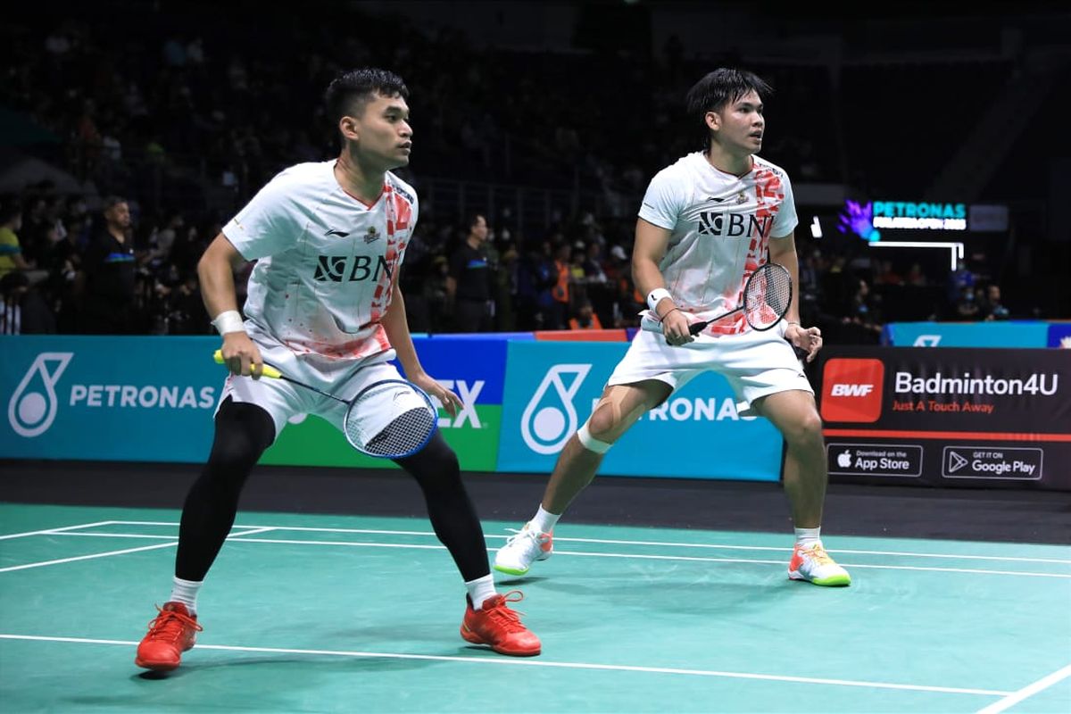Leo Rolly Carnando/Daniel Marthin menang atas Akira Koga/Taichi Sato pada babak 32 besar Malaysia Open 2023, Rabu (11/1/2023) sore WIB di Axiata Arena. Terkini, Leo/Daniel berhasil melangkah ke perempat final Indonesia Masters 2023 setelah mengalahkan senior mereka, Ahsan/Hendra, via straight game.