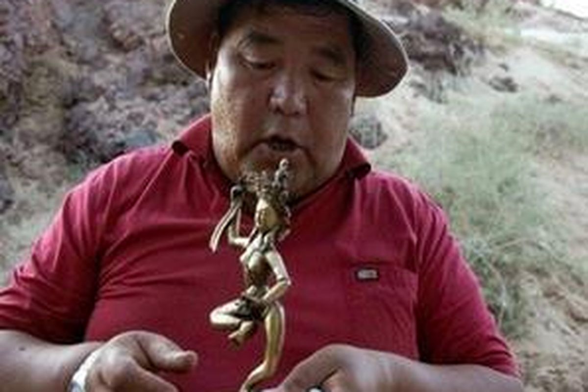 Zundoi Altangerel membawa patung Budha salah satu relik yang digali dari situs penguburannya di Khamaryn, kawasan Gurun Gobi.