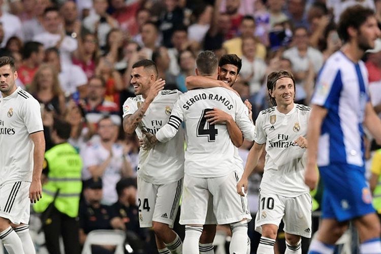 Penyerang Real Madrid, Marco Asensio, merayakan golnya dengan memeluk Sergio Ramos dalam laga Liga Spanyol kontra Espanyol di Stadion Santiago Bernabeu, Madrid, Spanyol pada 22 September 2018.
