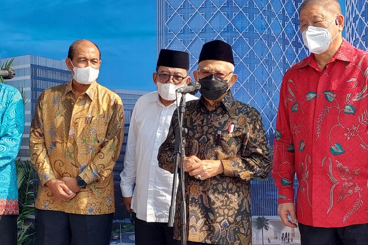 Wakil Presiden Ma'ruf Amin memberikan keterangan pers usai acara topping off Menara Syariah di kawasan Pantai Indah Kapuk 2, Tangerang, Selasa (23/8/2022).