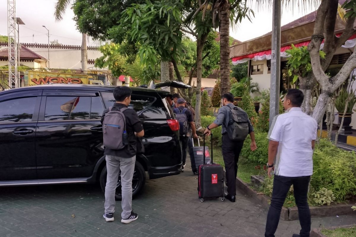 Penyidik KPK usai memeriksa sejumlah kepala desa di Polres Malang, Kamis (17/7/2025).