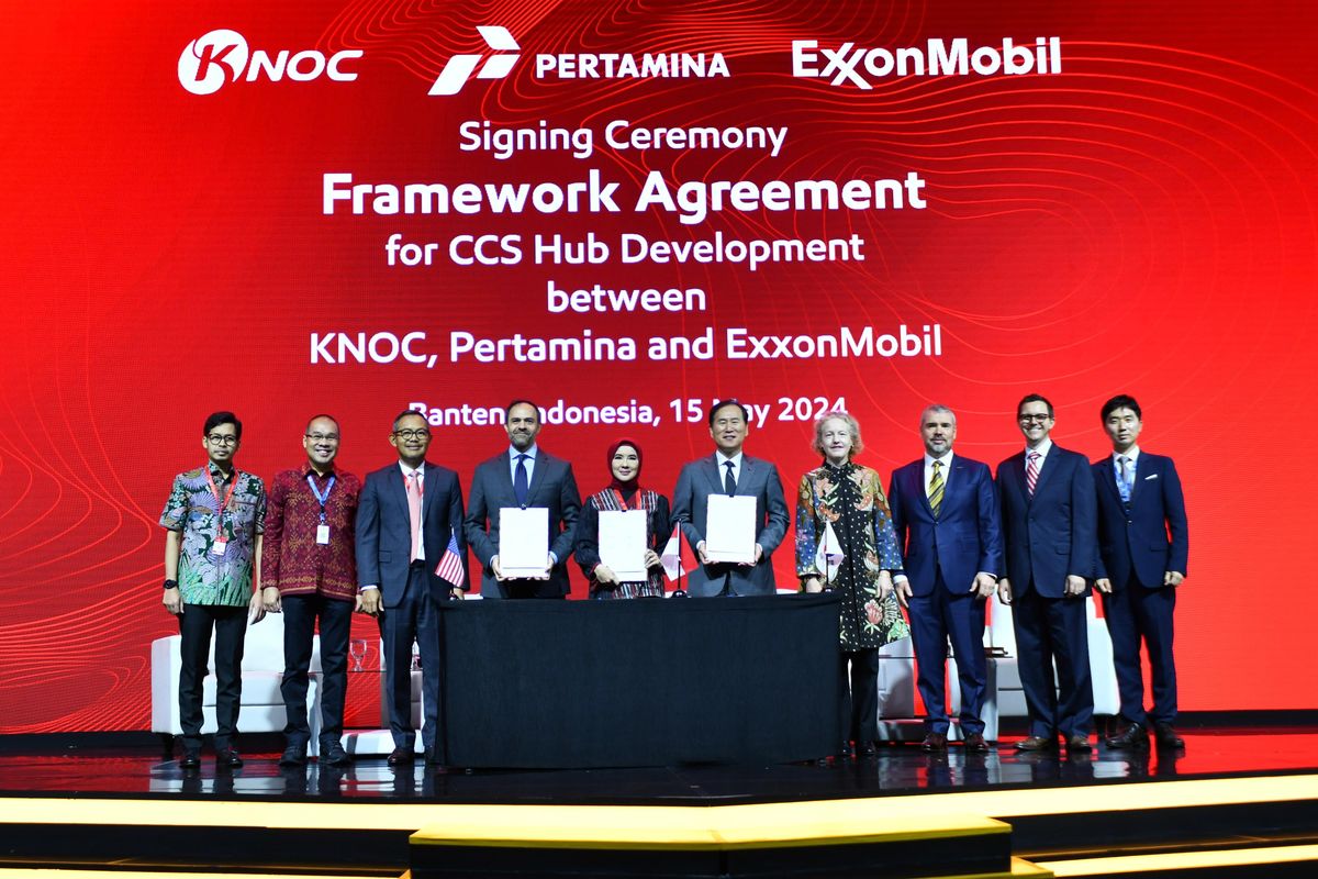 Pertamina membangun kerja sama strategis dengan Korea National Oil Corporation (KNOC) dan ExxonMobil untuk mengembangkan carbon capture and storage (CCS).  Kerja sama itu ditandatangani dalam Framework Agreement yang dilaksanakan di ajang The 48th Indonesia Petroleum Association (IPA) Convention and Exhibition pada Rabu (15/5/2024).