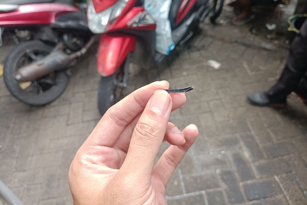 Ranjau besi payung di Jl. Gatot Subroto