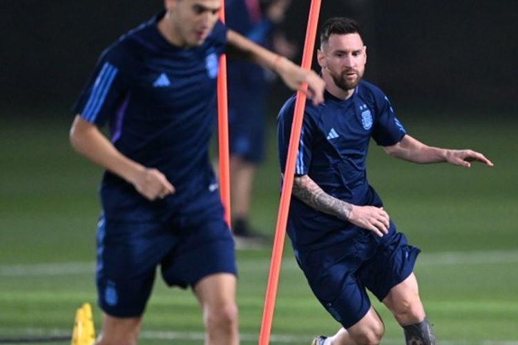 Megabintang timnas Argentina Lionel Messi menjalani sesi latihan menjelang final Piala Dunia 2022 kontra Perancis yang dijadwalkan berlangsung di Stadion Lusail, Qatar, pada Minggu (18/12/2022) malam WIB. Di artikel ini tersaji link live streaming Argentina vs Perancis pada final Piala Dunia 2022 Qatar.
