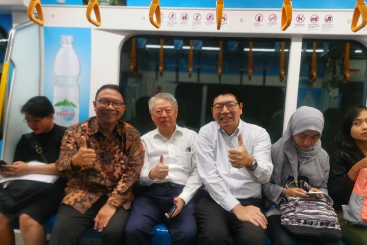 Para CEO mencoba MRT Jakarta, dari kiri ke kanan Direktur Utama PT Summarecon Agung Tbk Adrianto P Adhi, CEO PT intiland Development Tbk Hendro S Gondokusumo, dan Direktur PT Summarecon Agung Tbk.