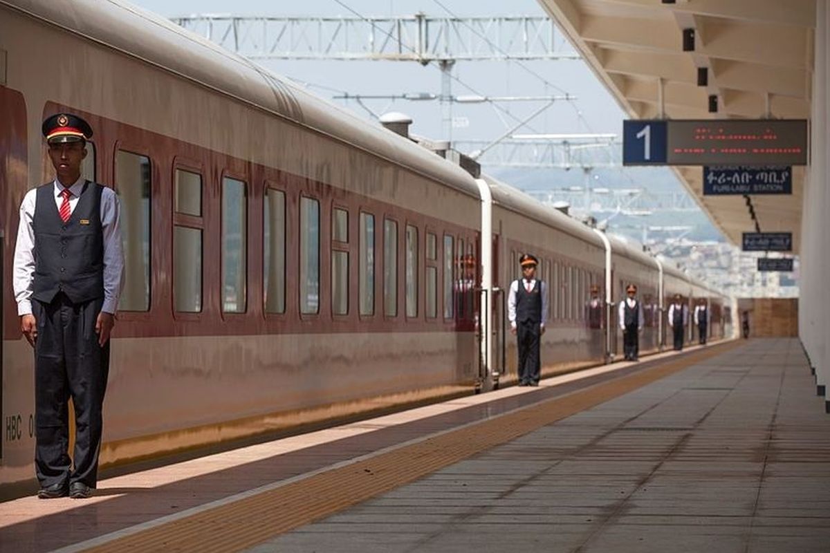 Petugas kereta di Addis Ababa, Ethiopia, sedang menjalankan tugasnya.