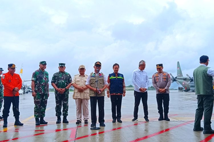 Menko PMK Muhadjir Effendy didampingi oleh Menteri Pertahanan Prabowo Subianto, Menteri Kesehatan Budi Gunadi Sadikin, Panglima TNI Laksamana Yudo Margono, Kepala BNPB Suharyanto dan Kepala Basarnas Henri Alfiandi saat melepas bantuan tahap pertama untuk Turkiye di Lanud Halim Perdanakusuma, Jakarta Timur, Sabtu (11/2/2023).