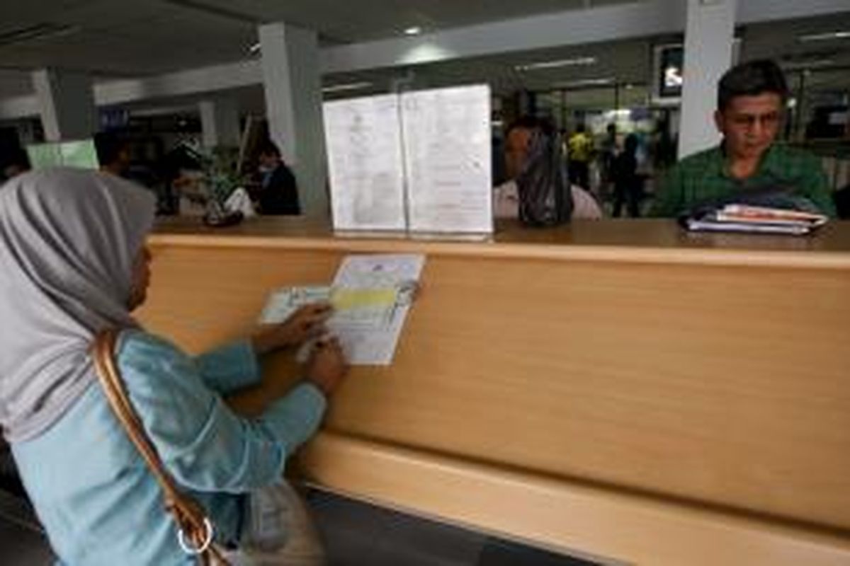 Warga mengisi formulir untuk perpanjangan Surat Tanda Nomor Kendaraan Bermotor (STNK) di Kantor Bersama Samsat Wilayah Jakarta Selatan Polda Metro Jaya, Selasa (28/10). Setiap harinya, kantor tersebut rata-rata melayani perpanjangan 1.500 STNK roda dua dan 1.000 STNK roda empat. 