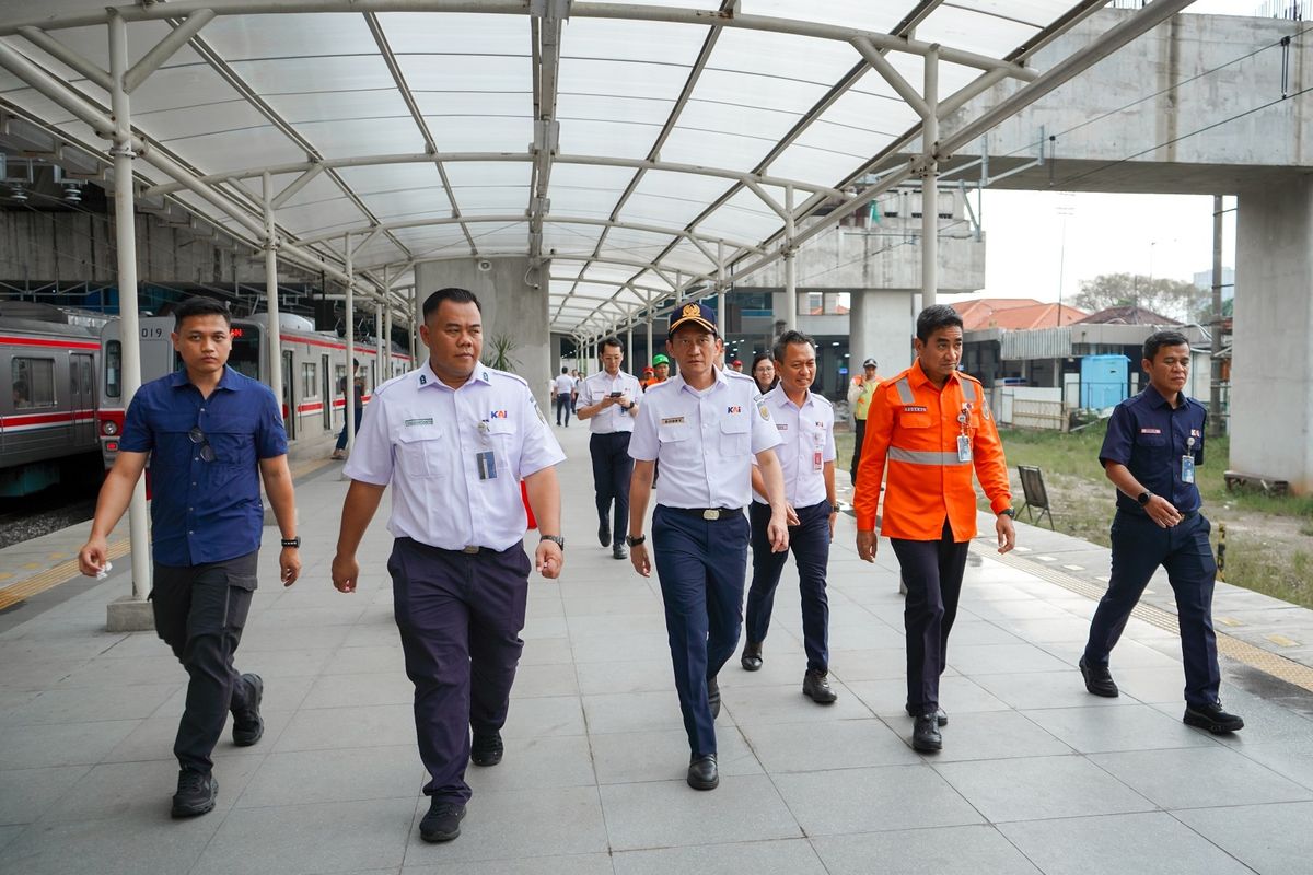 Direktur Utama (Dirut) PT Kereta Api Indonesia (Persero) atau KAI Bobby Rasyidin saat berkunjung ke Balai Yasa Manggarai di Jakarta pada Kamis (29/8/2025). 
