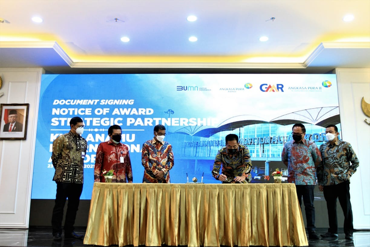 Penandatanganan strategic partnership antara AP II dan GMR Airports Consortium untuk pengembangan Bandara Kualanamu