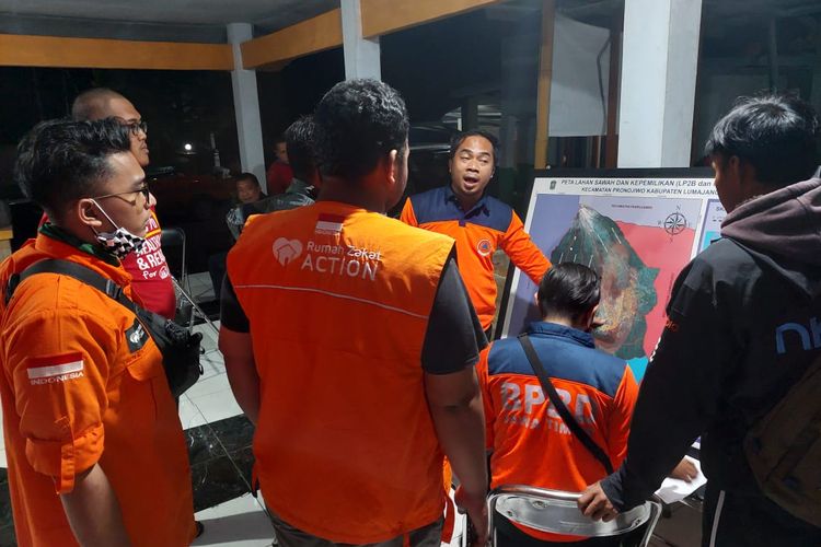 Para relawan tengah berkoordinasi mengenai evakuasi warga terdampak erupsi Gunung Semeru. 
