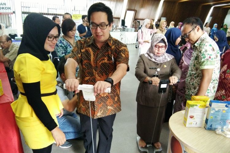 Kepala Dinas Kesehatan Kota Bandung Rita Verita (kanan) saat melakukan body fat monitor dalam kegiatan program deteksi dini dan pencegahan prediabetes di Balai Kota Bandung, Kamis (16/11/2017).