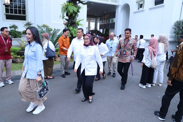 Menteri Pendayagunaan Aparatur Negara dan Reformasi Birokrasi (Menpan-RB) Rini Widyantini menghadiri Sidang Kabinet Paripurna (SKP) yang dipimpin oleh Presiden Republik Indonesia (RI) Prabowo Subianto di Istana Negara, Rabu (22/1/2025).