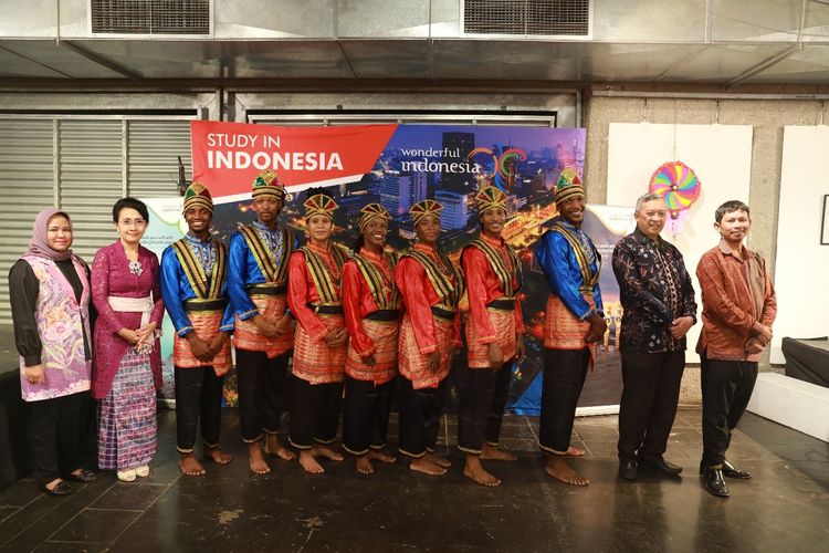 Kepala Fungsi Penerangan dan Sosial Budaya KBRI Windhoek Ari Hadiman mengatakan, kepiawaian para penari bergerak mengikuti irama musik tradisional Aceh merupakan hasil pelatihan intensif oleh KBRI. 