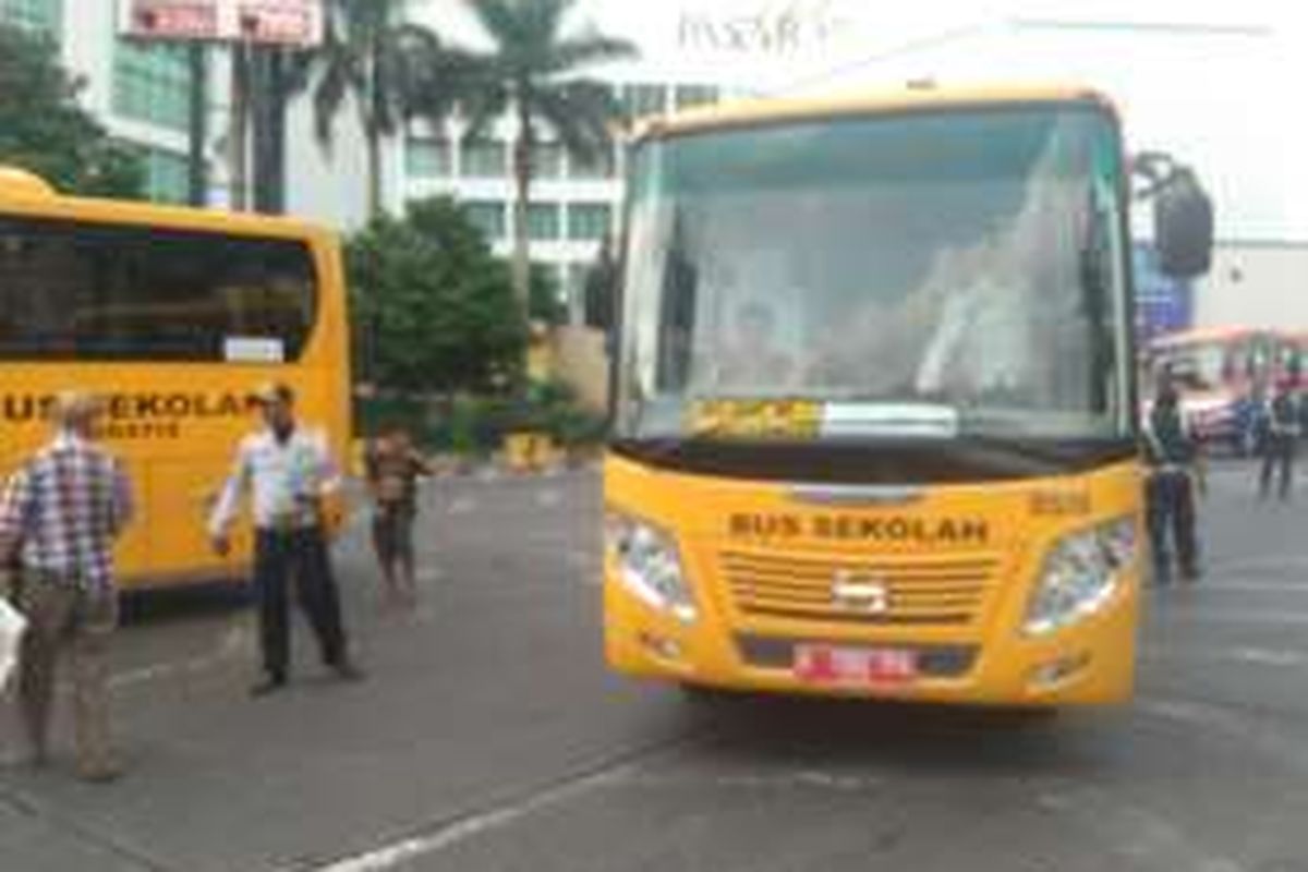 Bus Sekolah disiapkan di Terminal Blok M, Senin (14/3/2016), sebagai pengganti angkutan yang mogok.