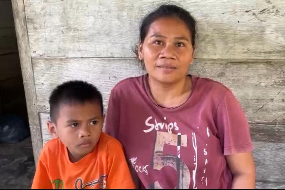 Nenli Marbun, warga Desa Sijungkang, Kecamatan Andam Dewi, Kabupaten Tapanuli Tengah yang terdampak bencana dan hidup tanpa listrik dan sinyal internet selama dua pekan.