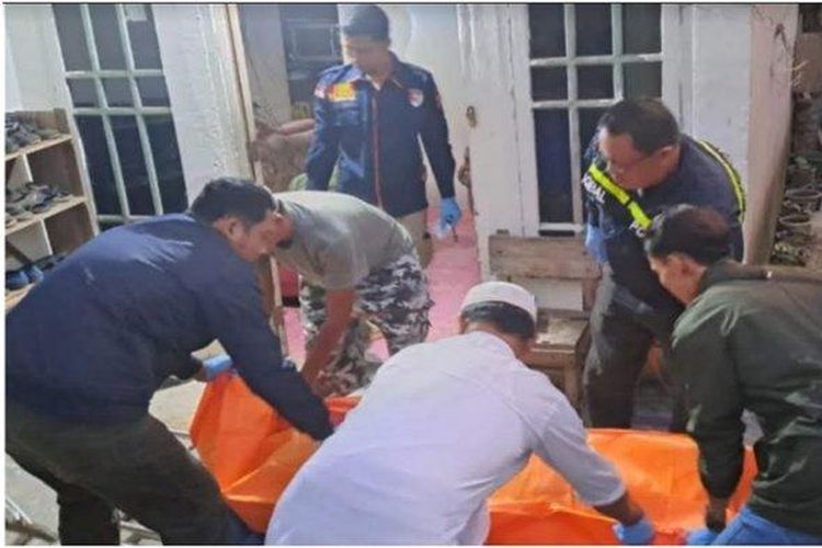 Suami bunuh istri di Kelurahan Sekarjaya Kecamatan Baturaja Timur Kabupaten OKU. Polisi saat mengevakuasi jasad korban, Sabtu (10/6/2023). 
