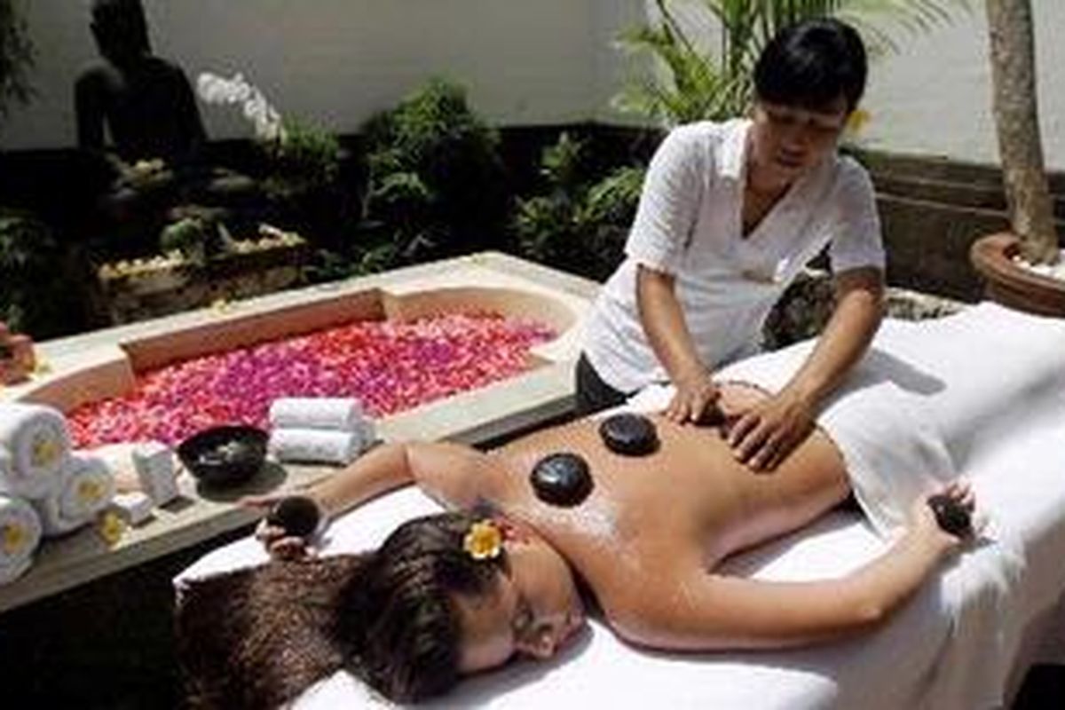 Fasilitas spa di Karma Jimbaran, Bali, Minggu (23/1/2011). Spa yang menggunakan berbagai bahan alami ini menawarkan berbagai perawatan tubuh, salah satunya yang terkenal adalah oxygen facial. Karma Jimbaran memiliki 40 vila yang menawarkan konsep vila keluarga dengan berbagai fasilitas, seperti spa, lounge, kids club, dan gymnasium.