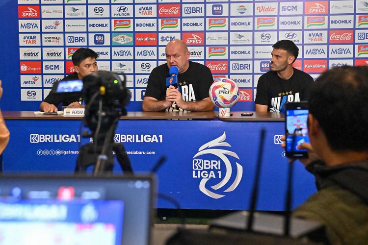 Konferensi pers jelang laga Persita Tangerang vs Persib Bandung di pekan ke-33 Liga 1 2024-2025, dihadiri pelatih Bojan Hodak dan pemain Tyronne del Pino. Duel akan berlangsung Jumat (16/5/2025) di Indomilk Arena.