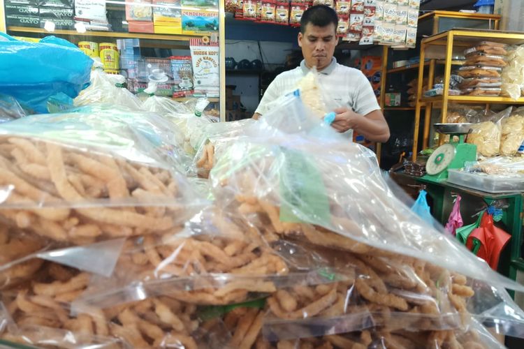 Pembeli memilih kue ek mie (akar kelapa) di Kota Beureunun, Kabupaten Pidie, Aceh, Sabtu (26/10/2019)