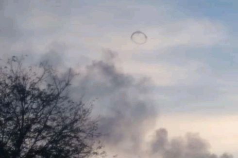 Viral, Awan Berbentuk Cincin di Atas Gunung Ile Lewotolok, Begini Penjelasannya