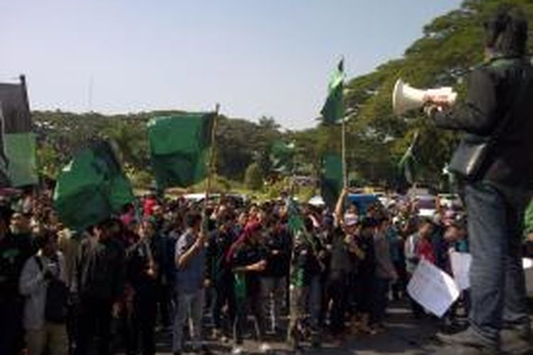 Ratusan mahasiswa di Malang saat aksi menolak kedatangan Presiden Joko Widodo ke Malang. Mereka juga menuntut Jokowi mundur dari jabatan presiden karena dinilai gagal memimpin Indonesia yang lebih baik. Rabu (20/5/2015).