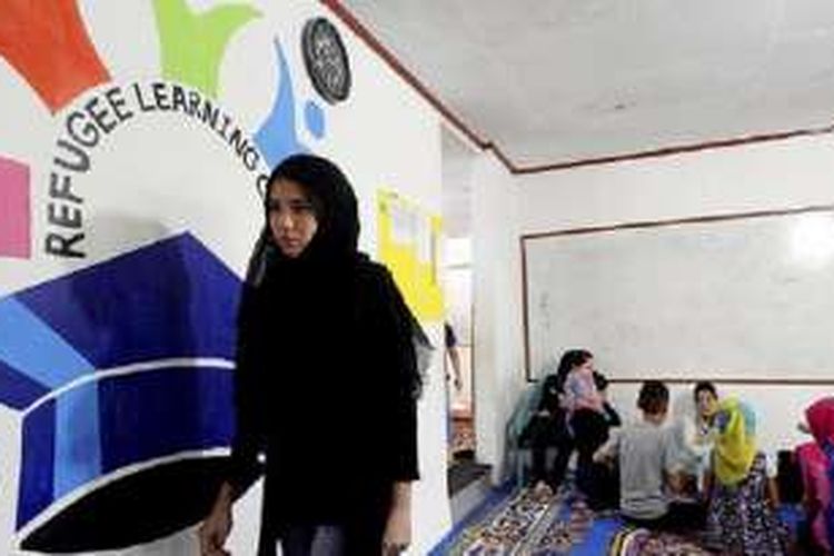 Aktivitas belajar-mengajar anak-anak pengungsi dari Afganistan di sanggar belajar Cisarua Refugee Learning Centre, Bogor, Jawa Barat, Kamis (2/6/2016). Sekolah tersebut dibentuk oleh para pengungsi untuk memenuhi kebutuhan pendidikan bagi anak-anak pengungsi sejak 2014.