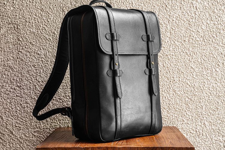 Tas kulit dari merek Cravar.