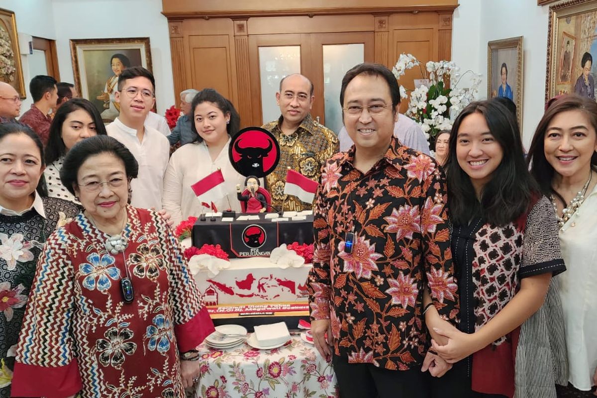 Ketua Umum PDI-P Megawati Soekarnoputri berfoto bersama keluarga dan kerabatnya saat merayakan ulang tahun ke-76 di kediamannya di Jalan Teuku Umar, Jakarta, Senin (23/1/2023).