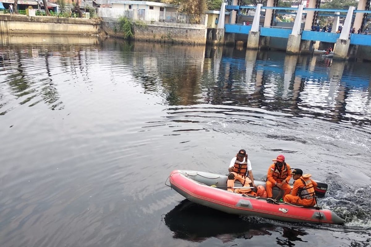 Proses pencarian pelaku penodongan yang melompat ke Kali Angke pada Minggu (22/9/2019)