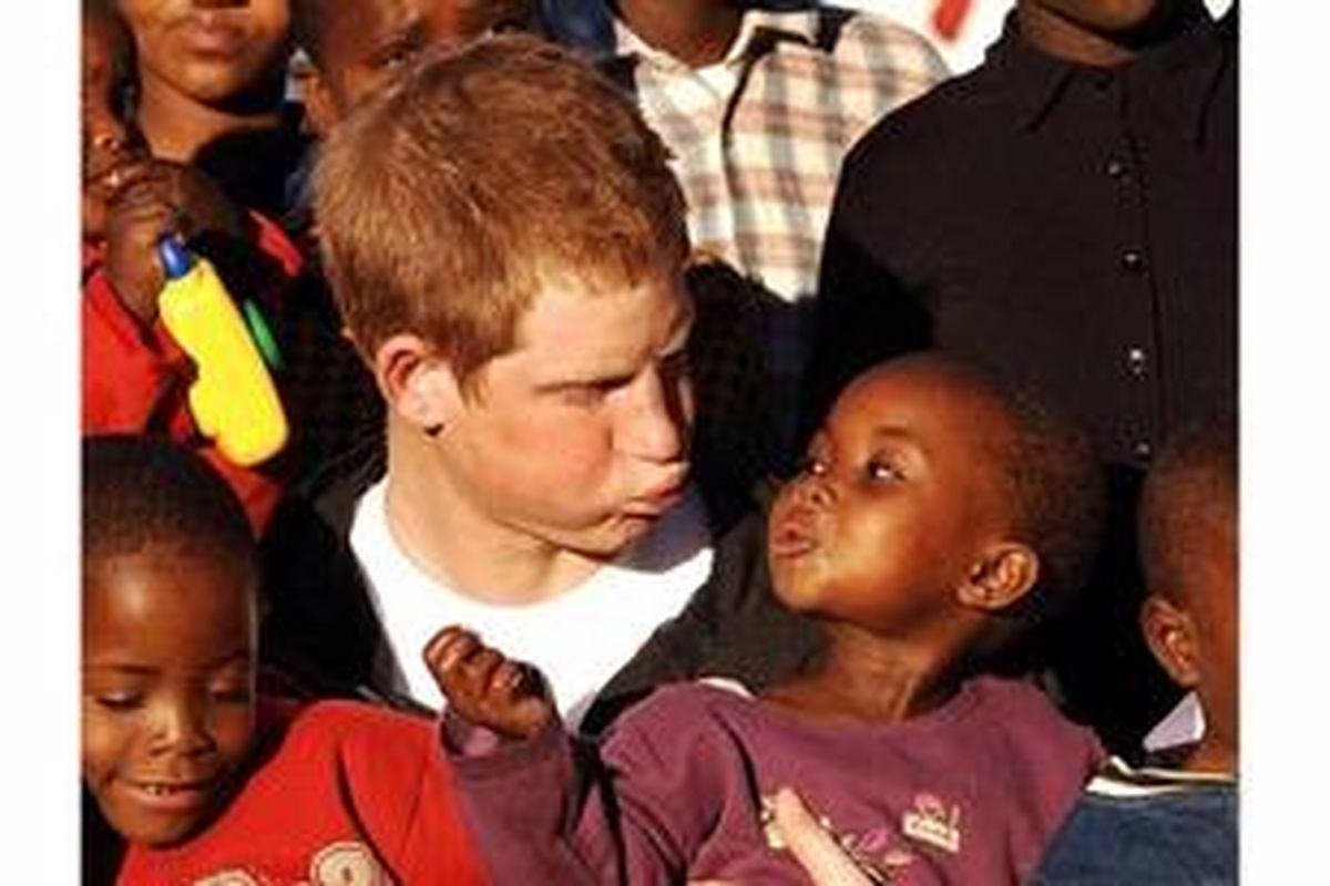 Pangeran Harry dikenal mudah bergaul dengan anak-anak, membuatnya diprediksi akan menjadi paman yang hebat.