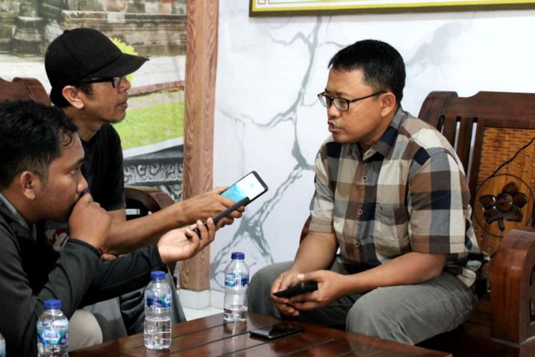 Anggota Bawaslu Kabupaten Blitar Masrukin menjawab pertanyaan wartawan, Jumat (8/11/2024).