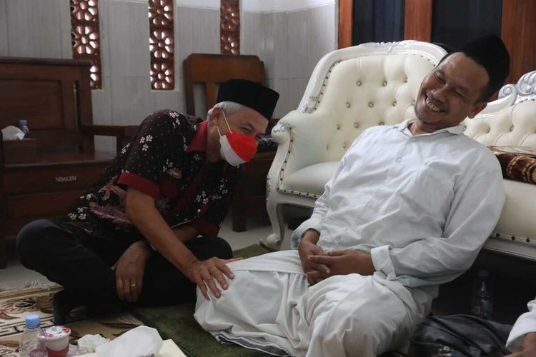 Gubernur Jawa Tengah, Ganjar Pranowo bertemu dengan Gus Baha di Rembang, Rabu (2/2/2022)