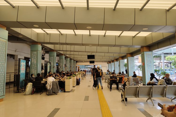 Lokasi ruang tunggu di Stasiun Pasar Senen yang dilengkapi spot colokan, Senin (1/12/2025). 