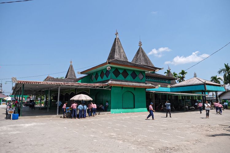 Ilustrasi bangunan Masjid Sultan Suriansyah di tepi Sungai Kuin, Kota Banjarmasin, Kalimantan Selatan.