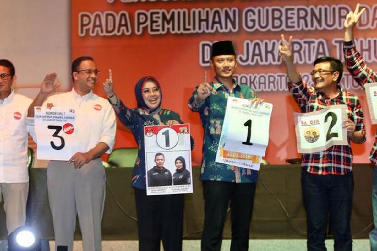 Pasangan calon cagub-cawagub berfoto bersama seusai acara pengundian nomor urut pasangan cagub dan cawagub, di JIExpo Kemayoran, Jakarta, Selasa (25/10/2016) malam. Acara pengundian nomor urut ini dihadiri oleh ribuan pendukung dari ketiga pasang calon.