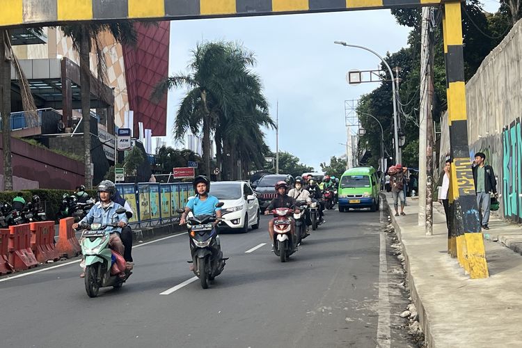 Angkot ngetem di pintu samping Mall BTM Bogor yang menyebabkan kemacetan, Rabu (24/1/2024).