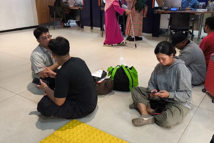 Jadwal Berangkat Tak Jelas, Penumpang KA Jarak Jauh di Pasar Senen Ramai-ramai Refund