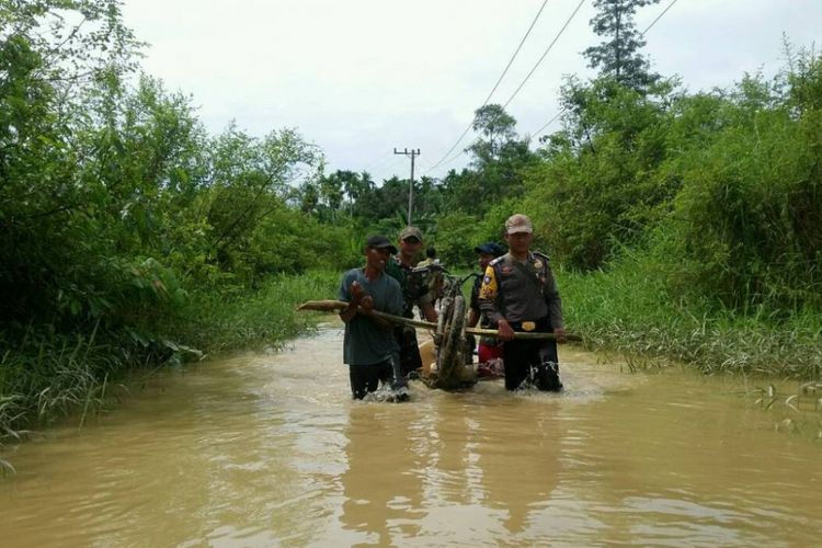 Polisi, TNI dan masyarakat bersama-sama mengangkat kendaraan warga di lokasi banjir  Desa Sri Mulya, Kecamatan Peunaron, Aceh Timur, Senin (15/5/2017)