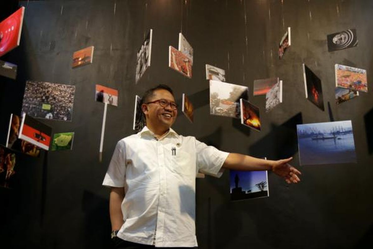 Menteri Komunikasi dan Informatika Republik Indonesia, Rudiantara saat pembukaan Festival Fotografi Kompas bertema Unpublished di Bentara Budaya Jakarta, Senin (6/2/2017). Festival fotografi ini menampilkan pameran 100 foto dari fotografer Kompas, diskusi foto dan workshop yang berlangsung hingga 12 Februari 2017  mendatang.
