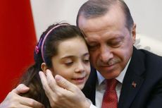 Erdogan Bertemu dan Peluk Bocah yang Kirim 