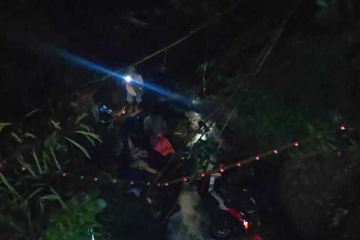 Tim Pusdalops BPBD Sumedang mengevuasi motor yang masuk ke dasar jurang di kawasan Cadas Pangeran, Sumedang, Sabtu (8/4/2023) malam. Dok. BPBD Sumedang/KOMPAS.com