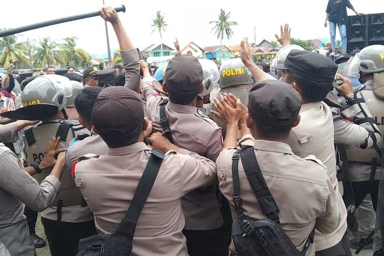 Kericuhan terjadi saat ratusan warga melakukan unjuk rasa di depan kantor Komisi Pemilihan Umum (KPU) Buton Tengah, Sulawesi Tenggara, Selasa (27/2/2024) siang.